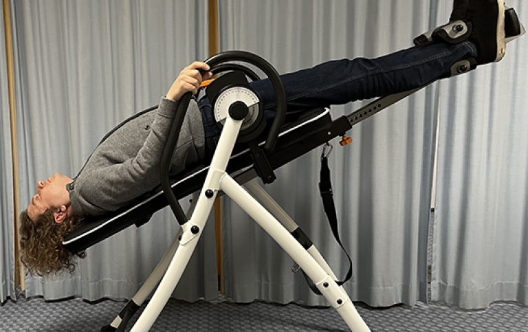 Forskaren Marcin Włodarczak demonstrerar en justerbar bänk som han använder i sin forskning. 